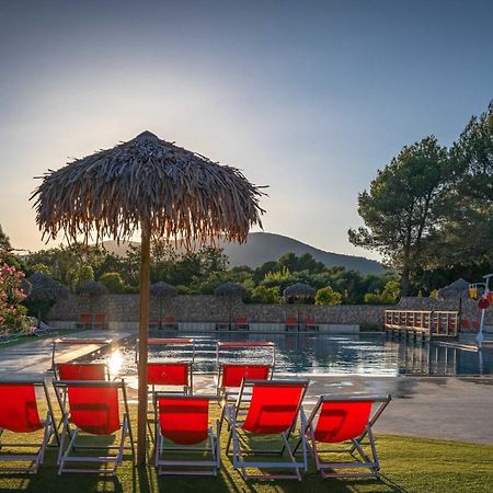 Camping Les Hautes Prairies Lourmarin Bagian luar foto