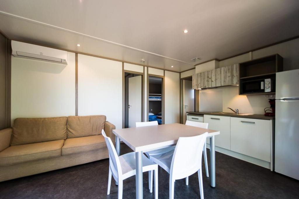 Camping Les Hautes Prairies Lourmarin Bagian luar foto