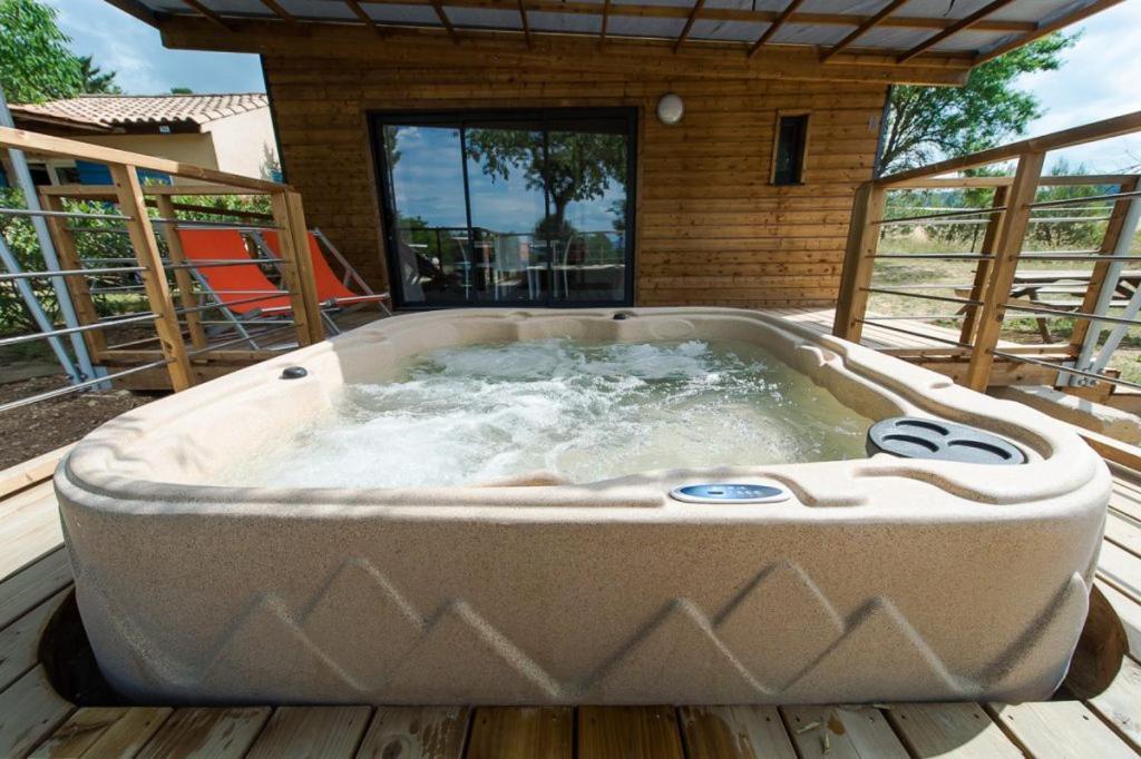 Camping Les Hautes Prairies Lourmarin Bagian luar foto