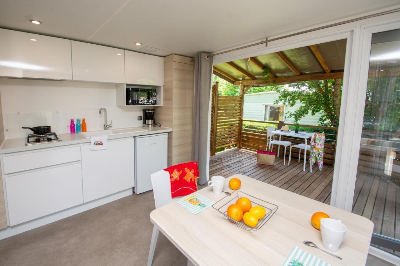 Camping Les Hautes Prairies Lourmarin Bagian luar foto