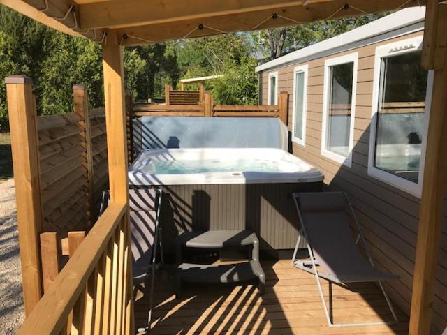 Camping Les Hautes Prairies Lourmarin Bagian luar foto